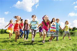 Kinder laufen über eine Wiese